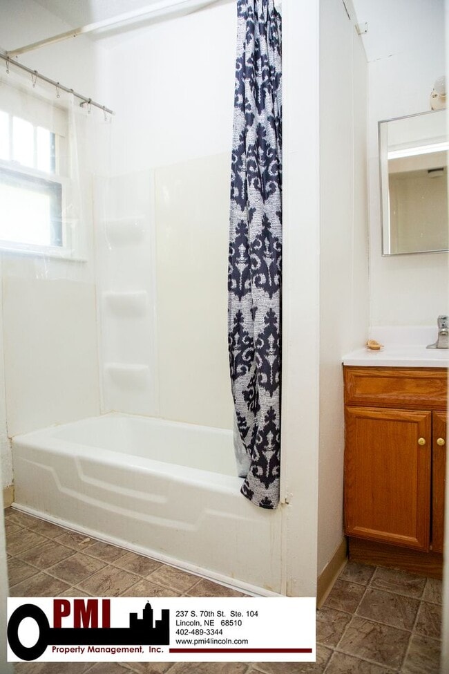 Building Photo - 1 Bedroom, 1.5 Bathroom, House For Rent Av...