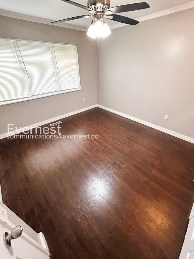 Building Photo - 560 Jamaica Pl