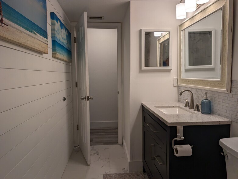 Downstairs Bathroom - 4440 Saxon Dr