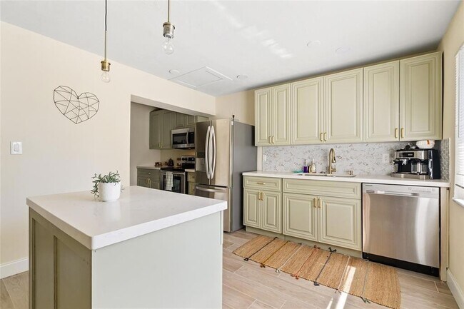 Building Photo - 20 NE 17th Ave