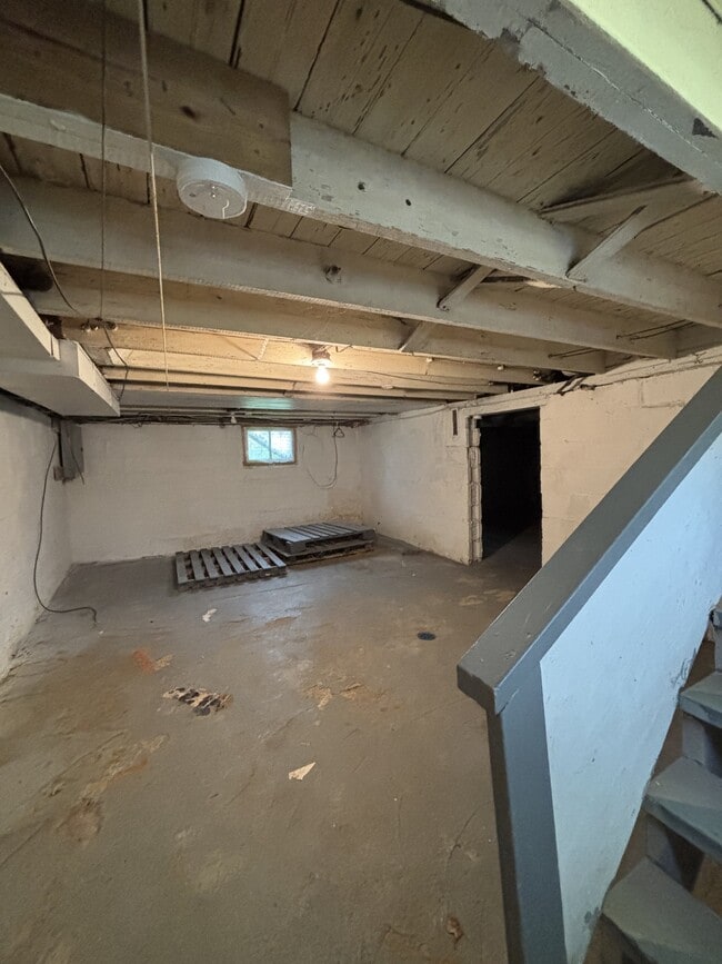 Building Photo - 805 Riverview Ave