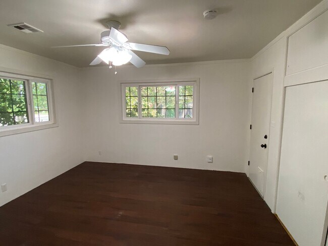 Building Photo - Spacious Visalia home in a well establishe...