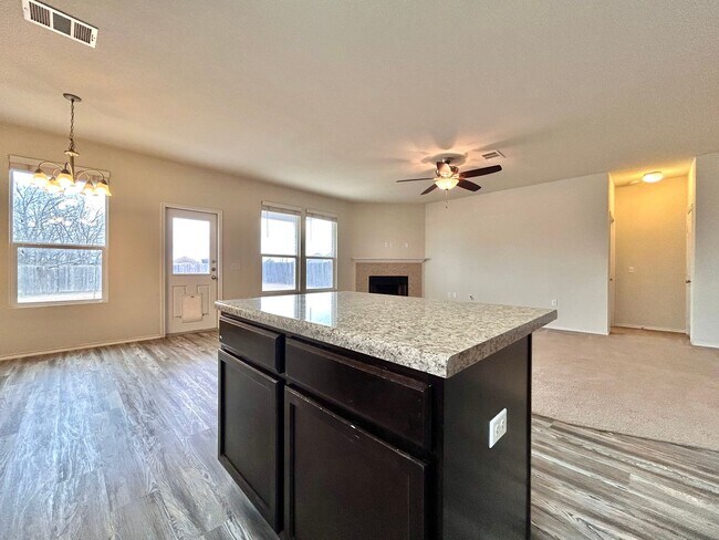 Building Photo - Charming 3/BR 2/BA  Home with Spacious Backyard