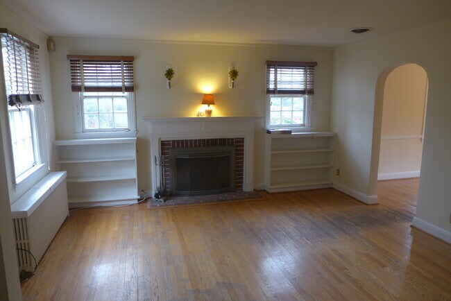 Building Photo - 300 Woodbourne Ave