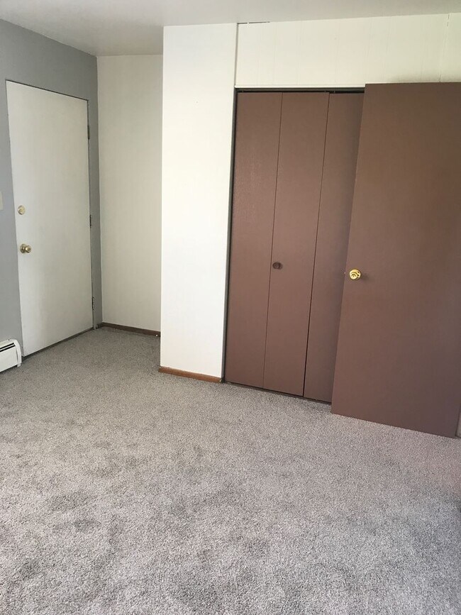 Building Photo - 2 Bedroom Lower with Heat & Water Included in Neenah