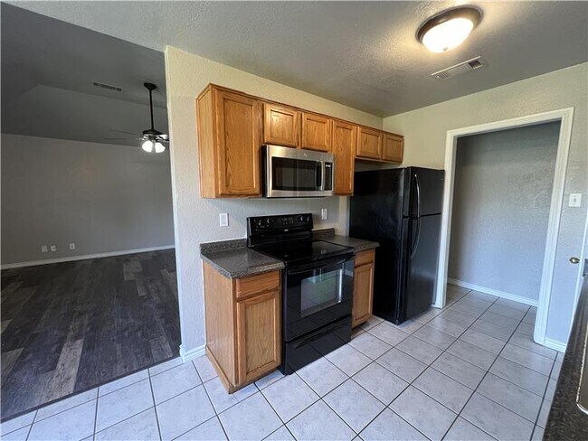 Building Photo - 3607 Crescent Dr