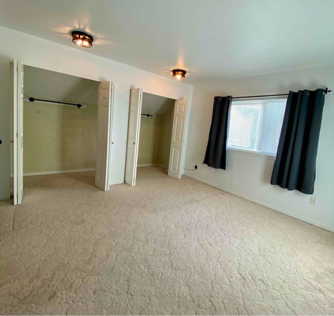 Building Photo - 200 Whispering Pine Pl