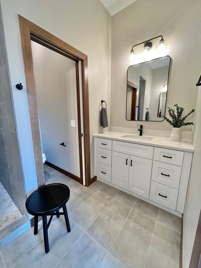 Building Photo - Stunning 5 Bed/2.5 Bath Townhome!