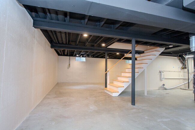 Building Photo - Recently Updated! 4 Bed/2.5 bath