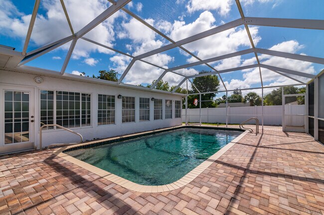 Building Photo - 2130 Pinehurst St