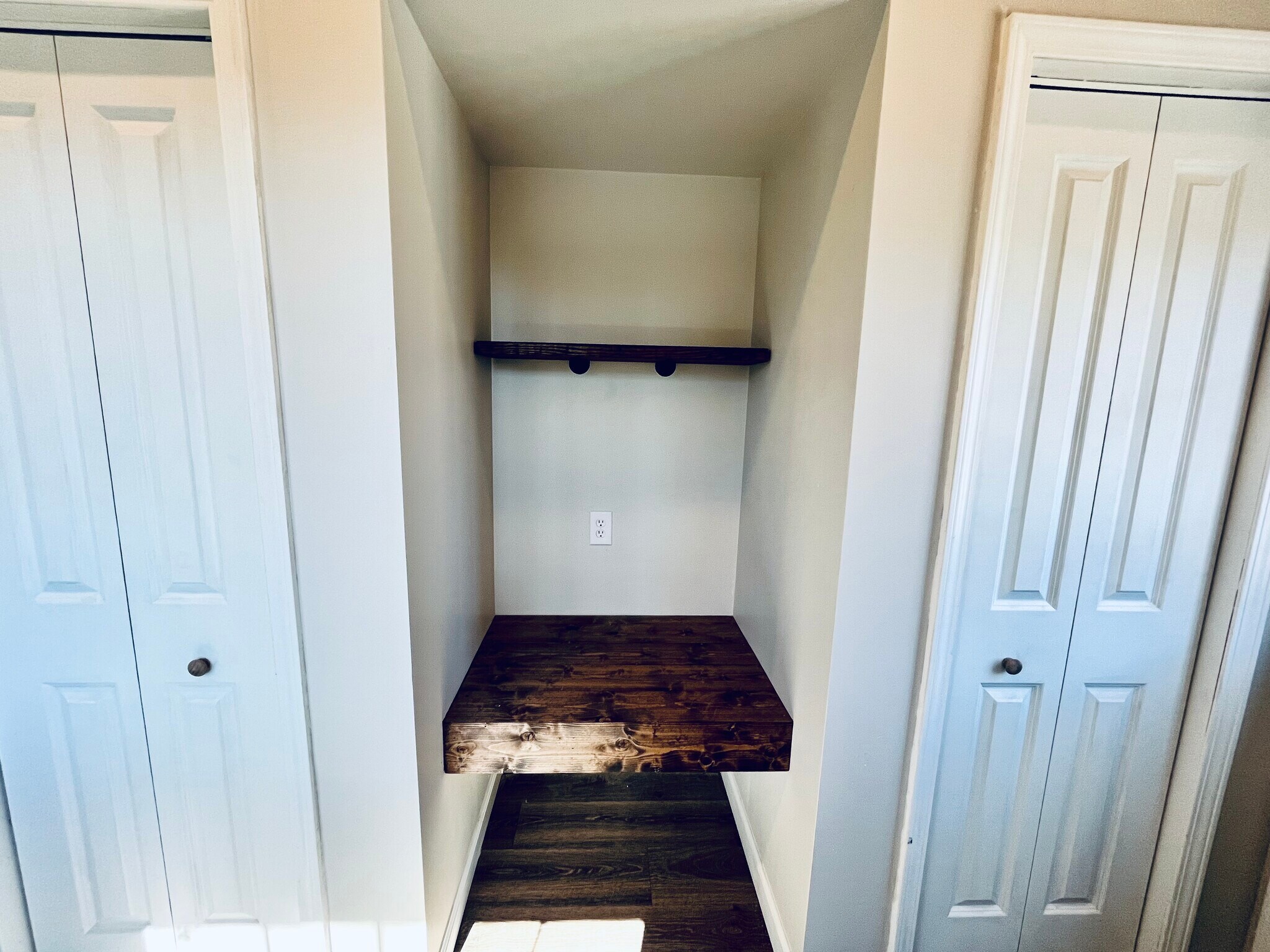 Entry Nook - 1012 Swan St