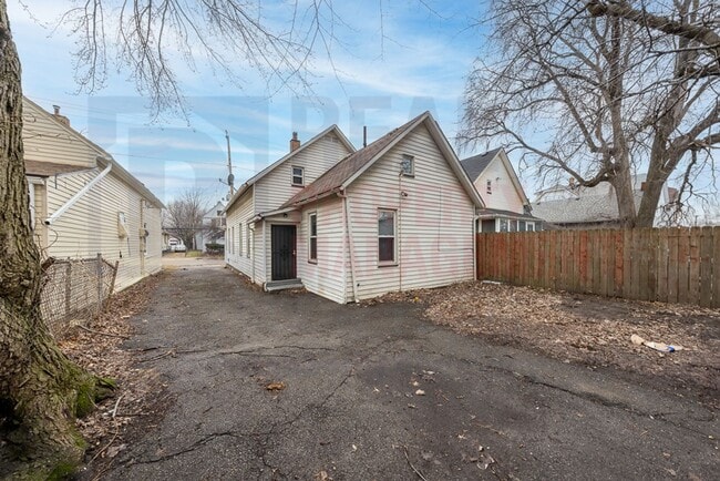 Building Photo - Cozy Single Family, CMHA tenants welcome!