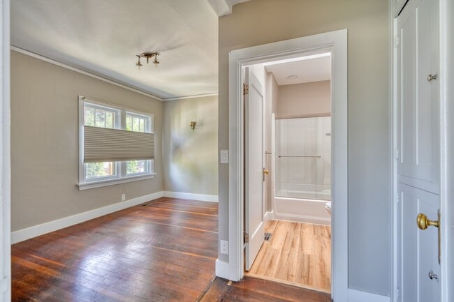 Building Photo - Charming remodeled craftsman blocks away f...