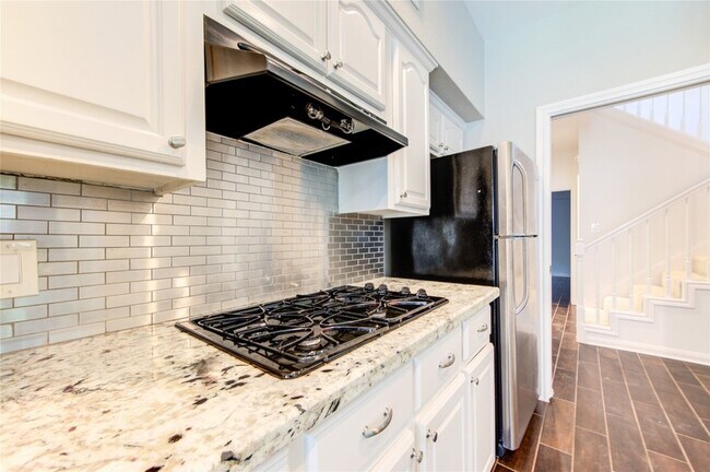 Building Photo - 25 Fairway Oaks Pl
