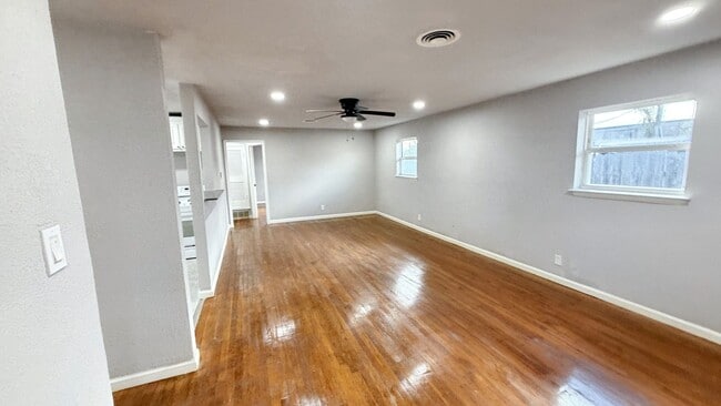 Building Photo - 4200 Kenwood Ct