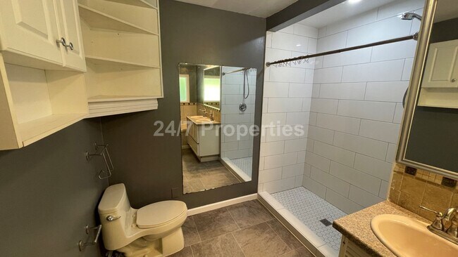 Building Photo - 2 Primary Suites + Huge Yard in Markham - ...