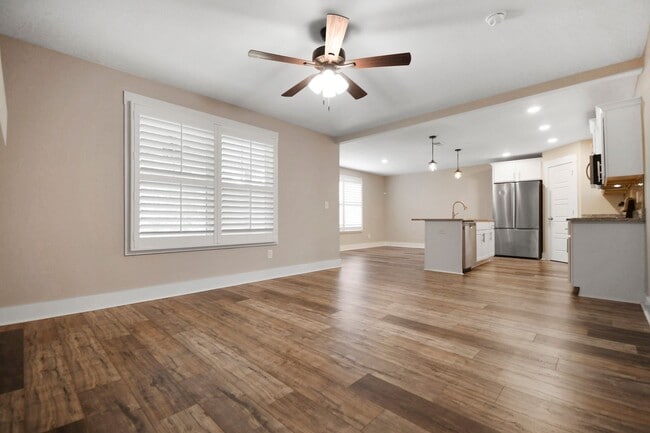 Building Photo - Pet Friendly Four Bedroom!