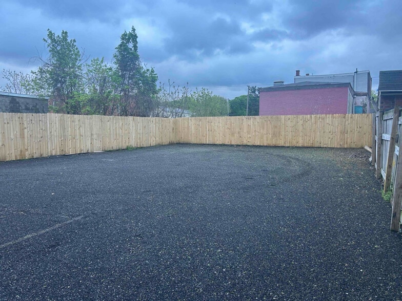 Building Photo - 523 W 17th St