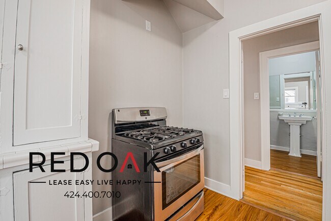 Building Photo - 149 S Sycamore Ave