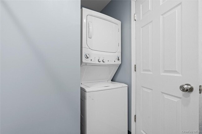 Building Photo - 20 Oak St