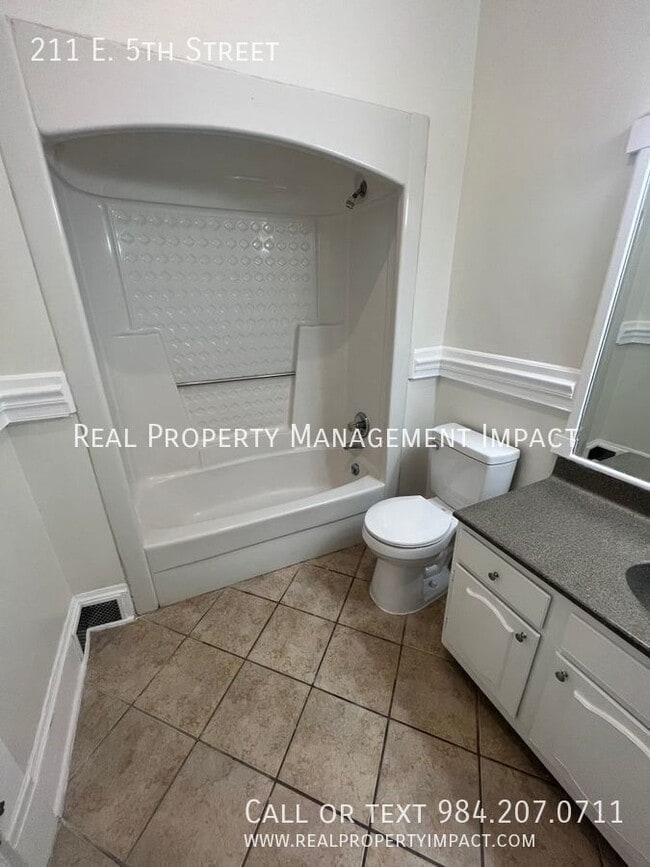 Building Photo - 211 E 5th St