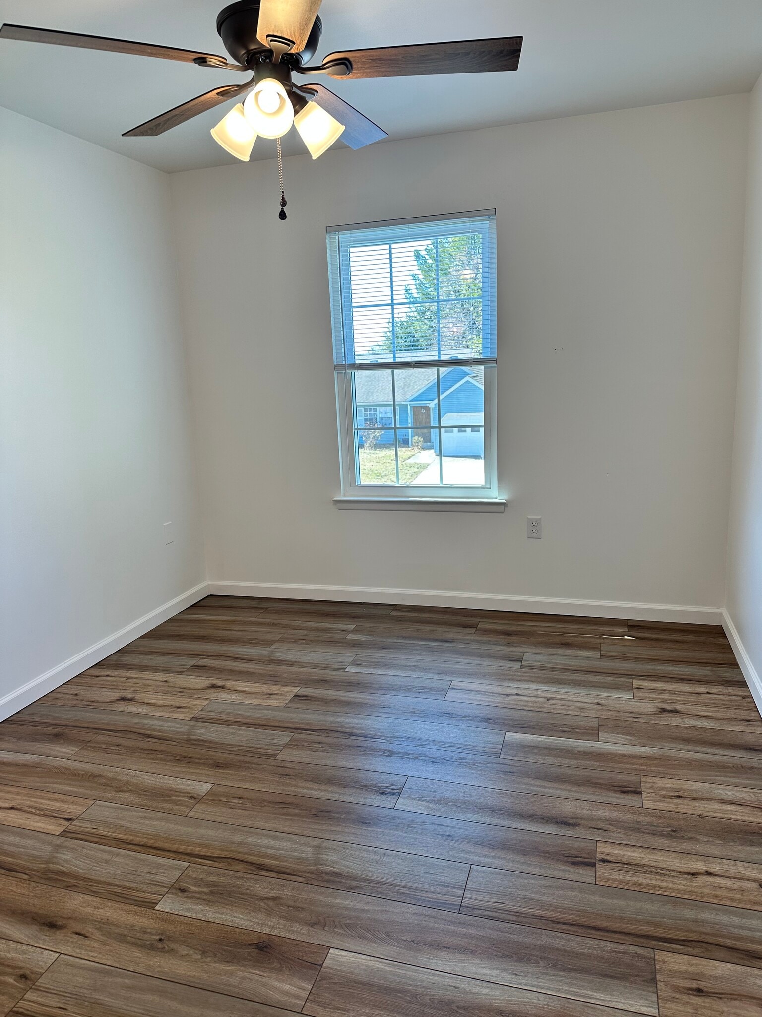 Second bedrrom - 7044 Basswood Rd