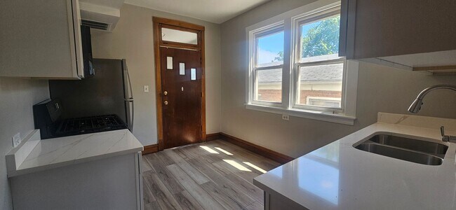 Building Photo - 3921 N Francisco Ave