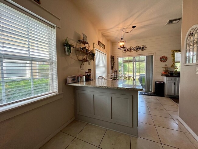 Building Photo - Beautiful Townhome