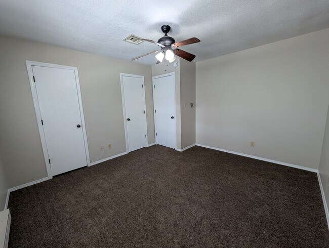 Building Photo - 2 Bedroom/1.5 Bathroom Townhouse in South ...