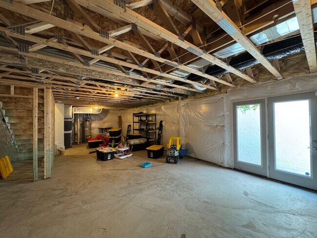 Building Photo - Stylish And Spacious 4 Bed 3.5 Bath Home I...