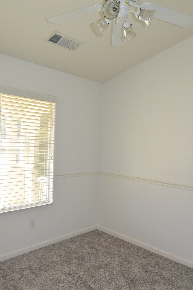 Building Photo - 3 bedroom 2 bathroom in the El Diamante sc...