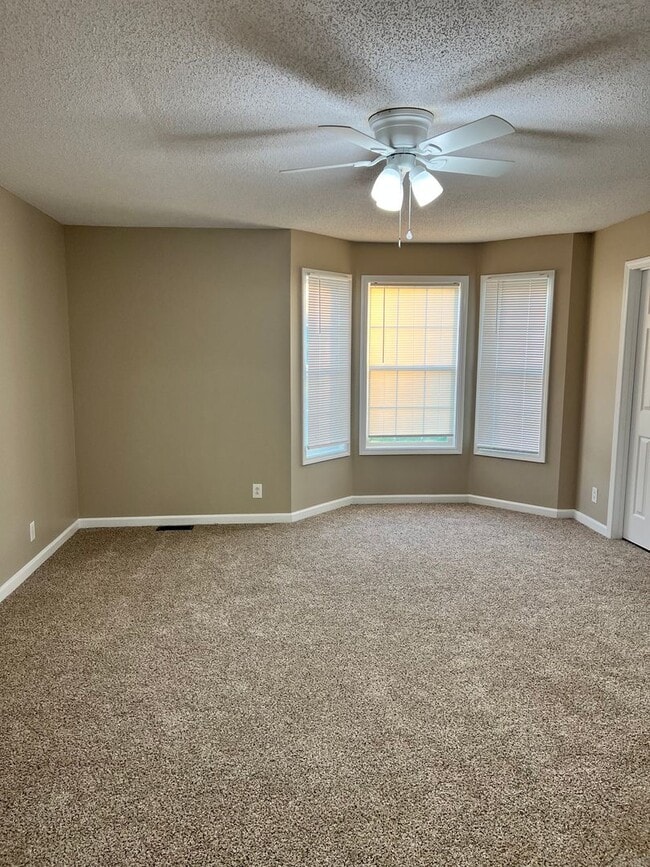 Building Photo - Three Bedroom in Oak Grove