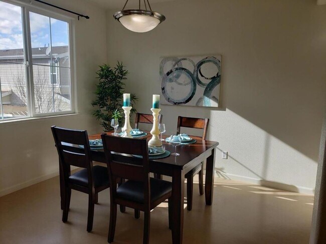 Building Photo - Exceptional 3 Bed 2.5 Bath Townhome in Mor...