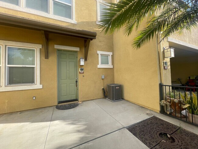 Building Photo - Tri-level 3 bedroom 3.5 bathroom townhouse...