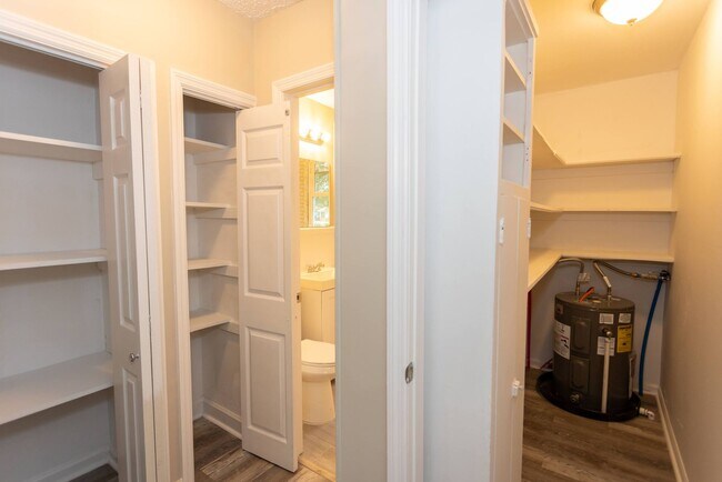 Building Photo - Welcome to this beautiful 1 bedroom and 1 bath unit in a stellar location!
