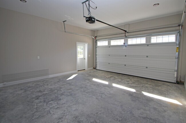 Building Photo - 2060 Willow Hill Dr