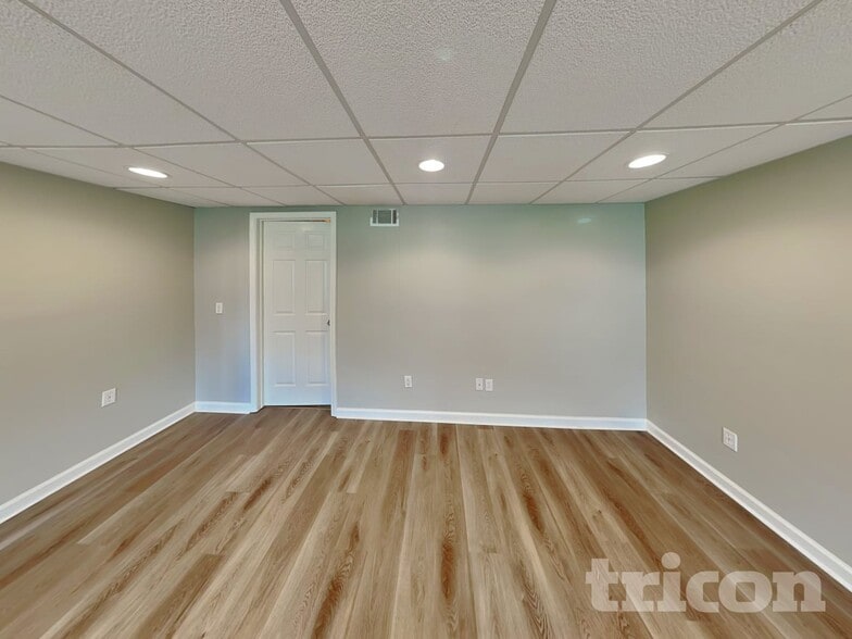 Building Photo - 605 Bourbon St