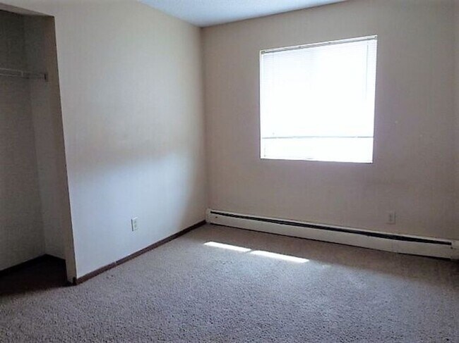Building Photo - AVAILABLE NOW - NO SECURITY DEPOSIT REQUIRED
