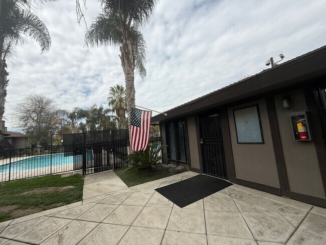 Building Photo - 1190 S Winery Ave