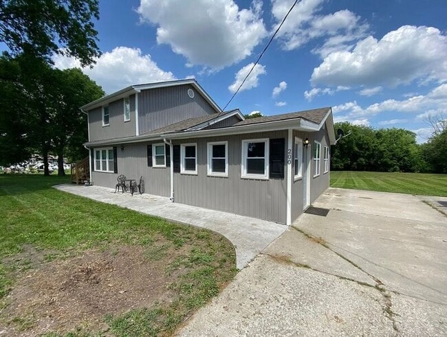 Building Photo - 200 3rd St