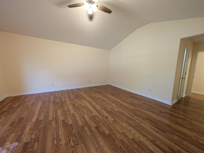 Building Photo - 1605 Hillhaven Rd