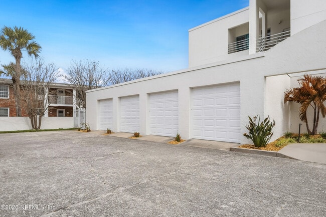 Building Photo - 75 Comares Ave