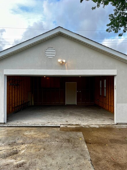 Garage front - 618 E 39th Ln