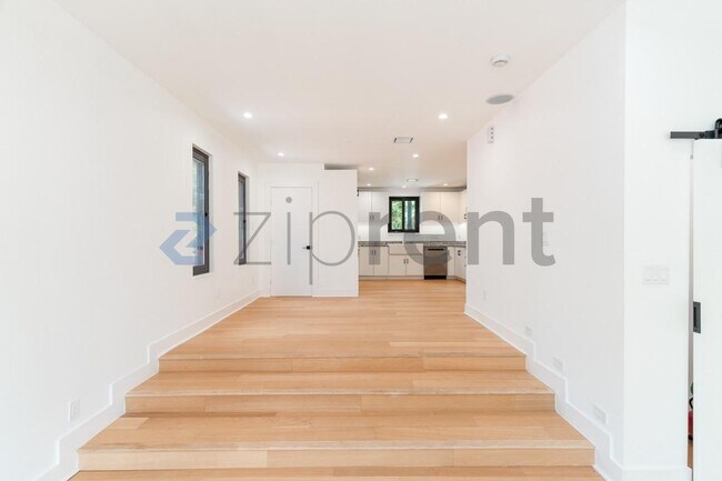 Building Photo - Unit