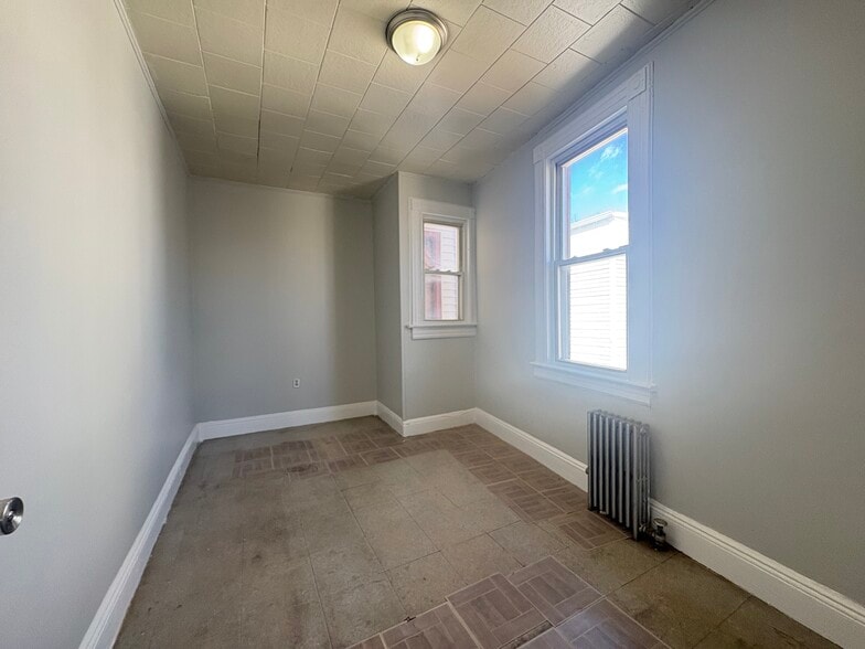 Building Photo - 72 Rose Ave