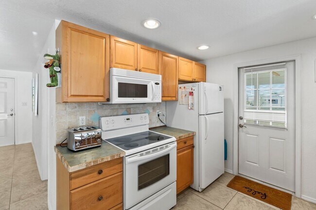 Building Photo - FURNISHED SHORT TERM RENTAL - 3 Bed / 2 Bath - Single Family Pool Home - $3,250/month