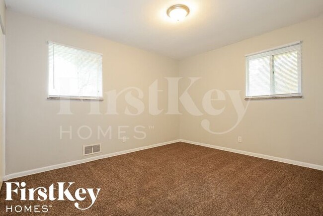 Building Photo - 5844 Sylvan Dr