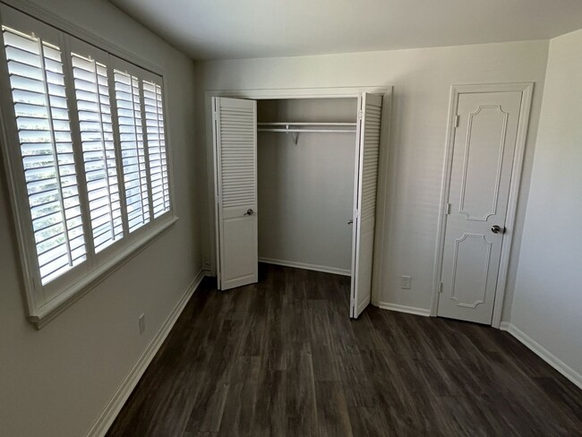 Building Photo - Updated 3 Bed Condo in Myers Park
