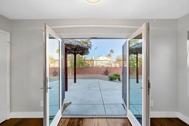 Building Photo - Remodeled Three Bedroom in Summerlin! No carpet!