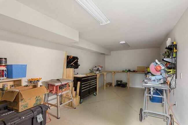 Building Photo - 4212 Kingsway